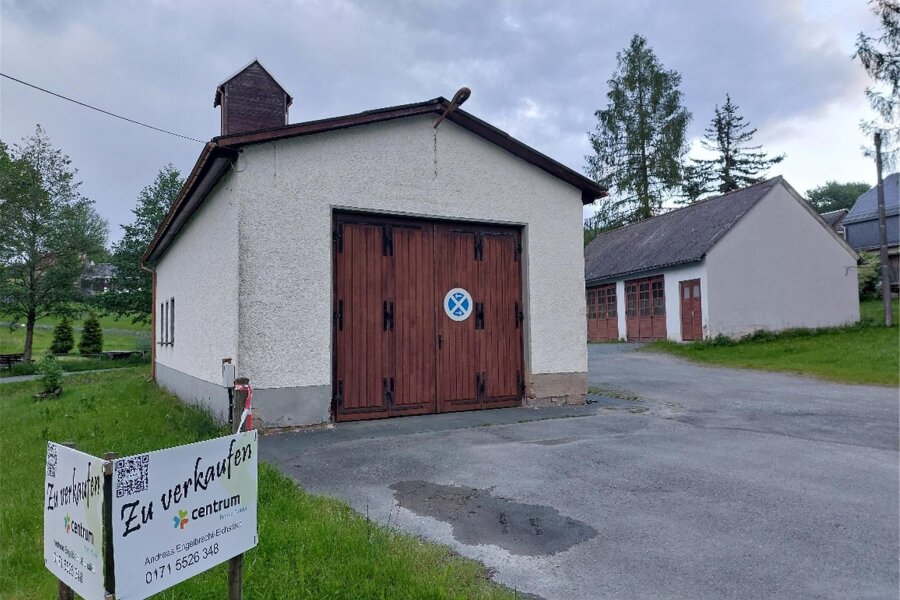 Schöneck will bekannte Gunzener Immobilien im Doppelpack verkaufen: Das ist der Preis - Steht zum Verkauf: Das ehemalige Depot der Freiwilligen Feuerwehr in Gunzen.