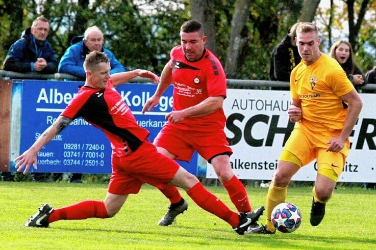 Schöneck will Spitzenplatz verteidigen - Schönecks Jan Luderer (rechts) versucht hier beim jüngsten 4:2-Heimsieg des VfB die beiden Werdaer Bohdan Batiuk (links) und Denny Herrmann (Mitte) zu überspielen.