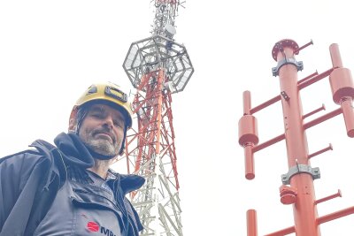 Schönecker Funkturm erhält neue Spitze: Veraltete Fernsehantenne weicht für moderne Radioantenne - Monteure einer Spezialfirma bereiten eine Antenne vor, die auf dem Funkturm an der Muldenberger Straße (hinten) montiert wird – per Hubschrauber.