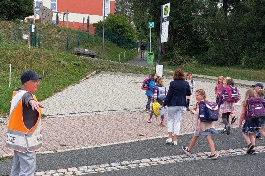 Zuverlässig sorgte Kathrin Blahowetz (links) für mehr Sicherheit, wenn die Schulkinder die Straße überquerten. 