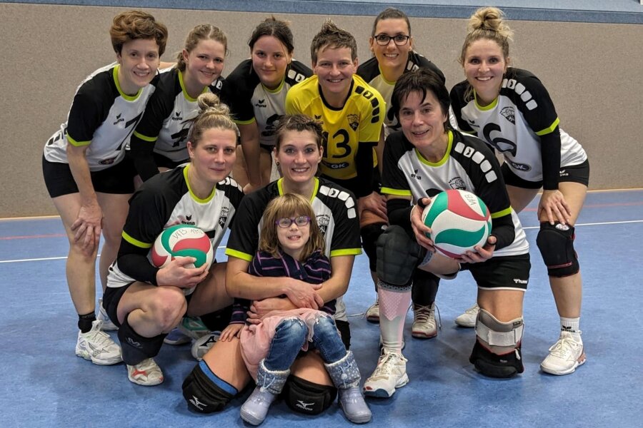 Schönecker Volleyballerinnen überwintern auf 2. Platz - Die Bezirksliga-Volleyballerinnen des VfB Schöneck haben als erster Verfolger des Spitzenreiters gut lachen.