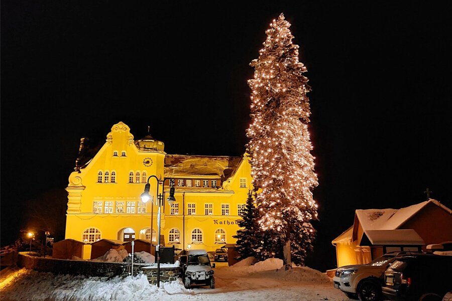 Schönecker Weihnachtsfichte soll bis Lichtmess leuchten - Die Weihnachtsfichte am Schönecker Rathaus ist weithin sichtbar.
