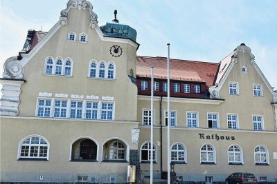 Schönecks Amtsblatt kündigt abgesagte Wahl an - Länger als geplant dauert die Suche für die Nachfolge der scheidendenBürgermeisterin Isa Suplie im Rathaus Schöneck. 