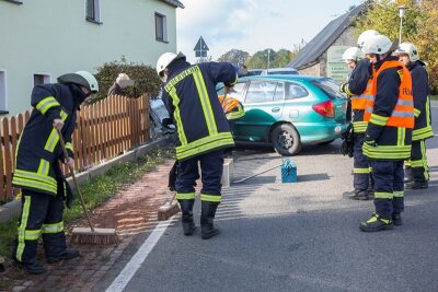 Schönfeld: Kia kracht gegen Gartenzaun - B 95 zeitweise gesperrt - Kia kracht in Gartenzaun in Schönfeld