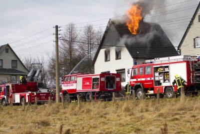 Schönfeld: Mutmaßlicher Brandstifter nach Dachstuhlbrand verhaftet - Etwa 65 Feuerwehrleute mussten am Sonntagmittag einen Dachstuhlbrand in Schönfeld löschen.