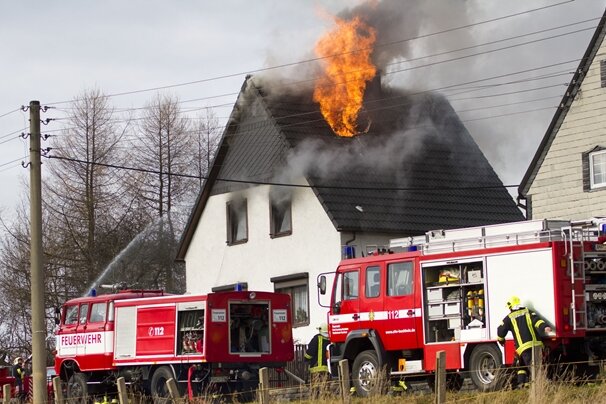 Schönfeld: Mutmaßlicher Brandstifter nach Dachstuhlbrand verhaftet - Etwa 65 Feuerwehrleute mussten am Sonntagmittag einen Dachstuhlbrand in Schönfeld löschen.