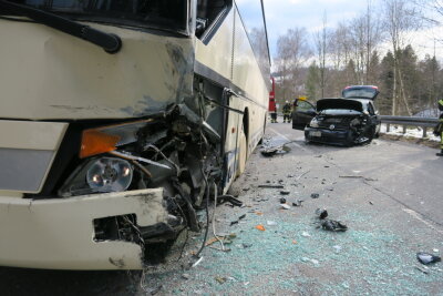 Schönheide: Kollision zwischen Pkw und Linienbus - Unfallstelle 