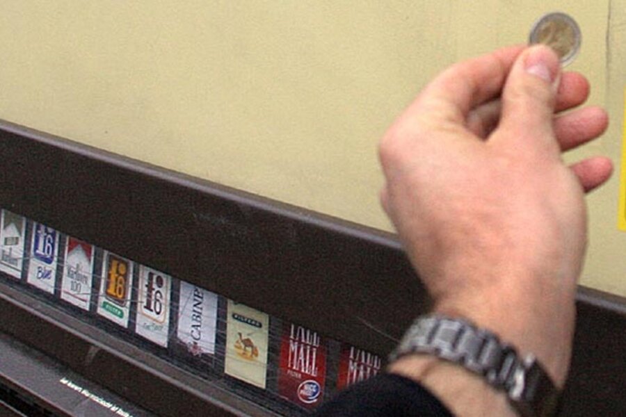 Schönheide: Zigarettenautomat aus Gaststätte gestohlen - Ein Zigarettenautomat ist am Sonntag in Schönheide gestohlen worden.