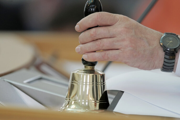 Schönheides Bürgermeister bringt Glocke in Gemeinderat: "Ich werde sie zum Einsatz bringen, wenn es nötig ist" - 