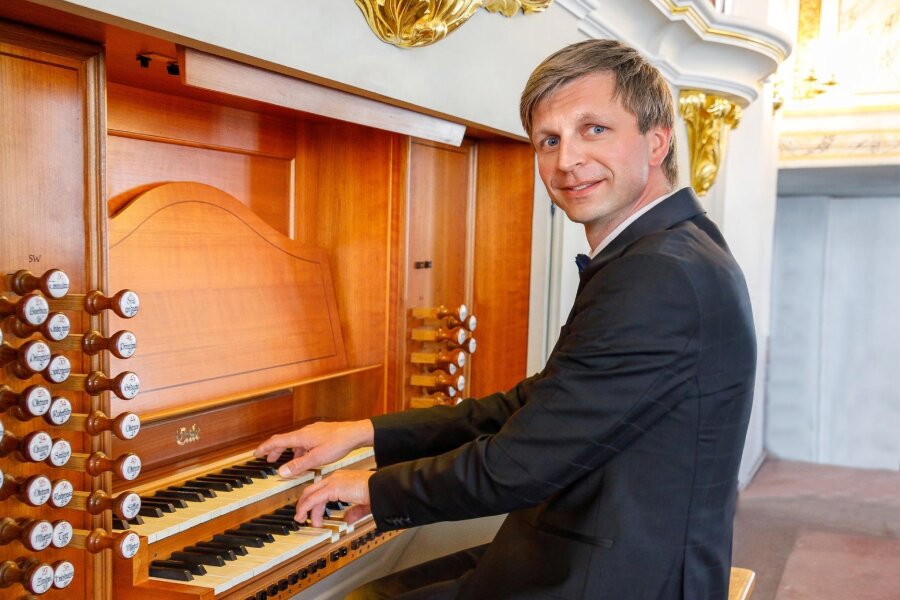 Schönheitskur für Schwarzenberger Eule-Orgel zum 30. muss noch warten - Organist Christian Gläser wird am Montag die Eule-Orgel in der Schwarzenberger St.-Georgen-Kirche wieder zum Klingen bringen.