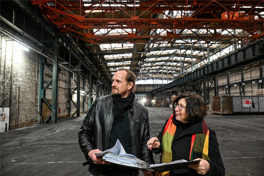 Schönherrfabrik in Chemnitz: Die nächste Etappe wird eine Hausnummer größer - Geschäftsführer Steve Tietze und Architektin Kerstin Bochmann schauen sich in einer leeren Halle um, die früher von der Gienanth-Gießerei genutzt wurde.