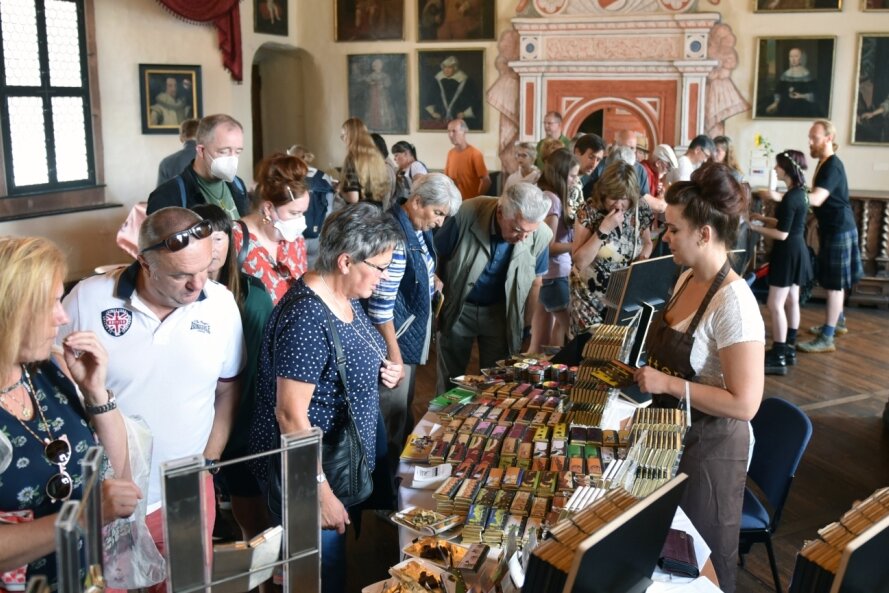 Das fünfte Euro-Bean-Chocolate Festival auf Schloss Rochsburg hat erneut zahlreiche Liebhaber der Süßigkeit aus der Kakaobohne angezogen. Sie konnten eine kulinarische Weltreise erleben, probieren und sich viel Wissen über die Schokoladenherstellung aneignen. 