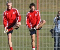 Scholl kehrt zu Bayern München zurück - Mehmet Scholl (r.), hier mit Ex-Kollege Christian Lell, widmet sich nun dem Bayern-Nachwuchs