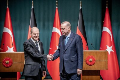 Scholz bei Erdogan - Annäherung an einen möglichen Friedensstifter - Bundeskanzler Olaf Scholz (links) wird vom türkischen Staatspräsidenten Recep Tayyip Erdogan in Ankara empfangen. Der Ukraine-Krieg war das bestimmende Thema bei dem Treffen. 