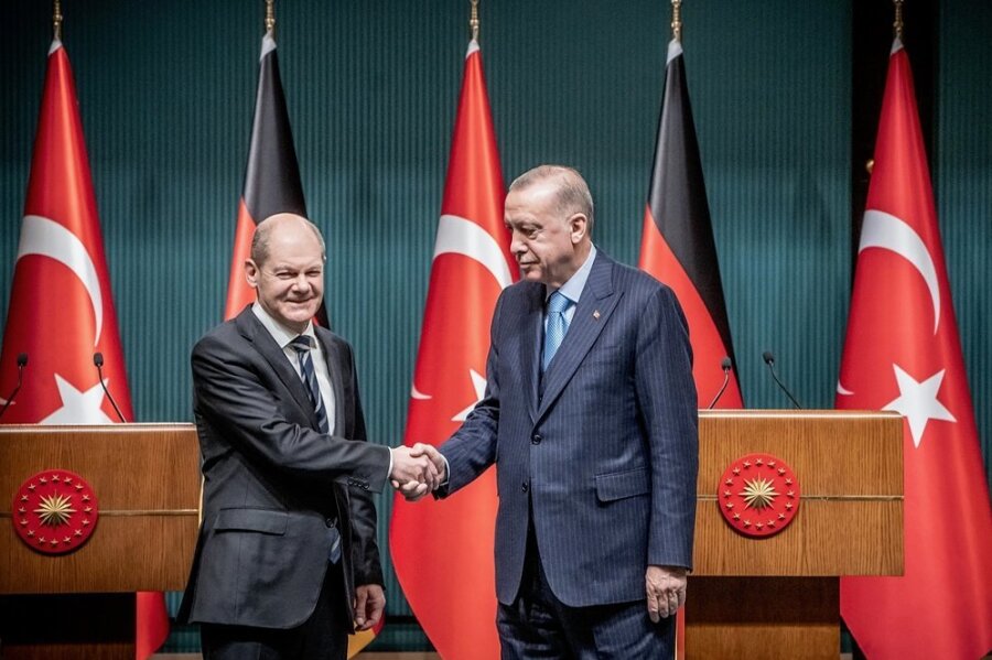 Scholz bei Erdogan - Annäherung an einen möglichen Friedensstifter - Bundeskanzler Olaf Scholz (links) wird vom türkischen Staatspräsidenten Recep Tayyip Erdogan in Ankara empfangen. Der Ukraine-Krieg war das bestimmende Thema bei dem Treffen. 
