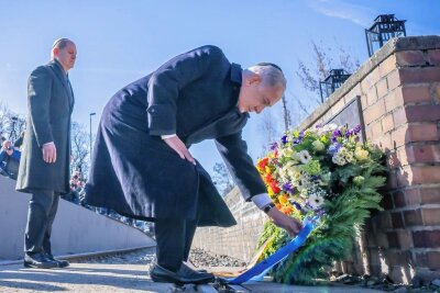 Scholz betont Gemeinsamkeiten und äußert große Sorge - Israels Premier Benjamin Netanjahu legt im Beisein von Bundeskanzler Olaf Scholz am Holocaust-Mahnmal Gleis 17 in Berlin-Grunewald einen Kranz nieder. 