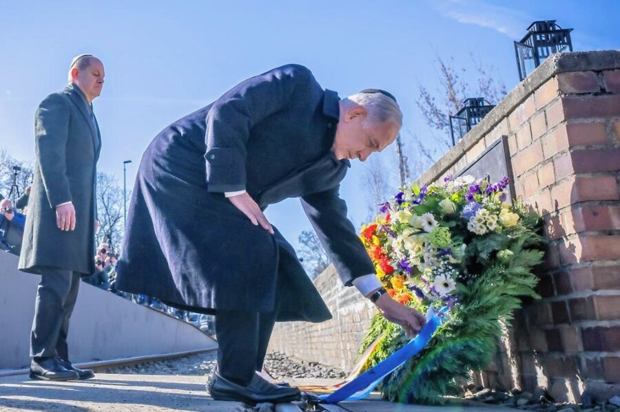 Scholz betont Gemeinsamkeiten und äußert große Sorge - Israels Premier Benjamin Netanjahu legt im Beisein von Bundeskanzler Olaf Scholz am Holocaust-Mahnmal Gleis 17 in Berlin-Grunewald einen Kranz nieder. 