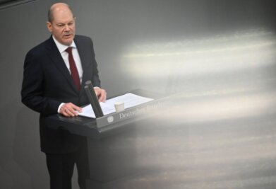 Scholz: Bundeswehr soll über 100 Milliarden Euro für Investitionen und Rüstungsvorhaben bekommen - Bundeskanzler Olaf Scholz während seiner Regierungserklärung im Bundestag.