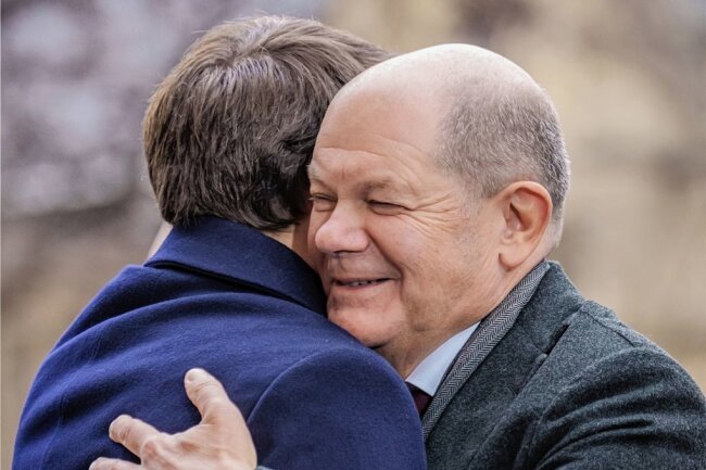 Scholz: Die Kompromissmaschine läuft wieder an - Wollen Pioniere bei der Neugründung Europas sein: Bundeskanzler Olaf Scholz (r.) und Emmanuel Macron, Präsident von Frankreich. 