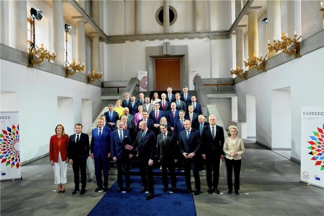 Scholz eckt in EU wegen 200-Milliarden-"Doppelwumms" an - Gruppenbild der EU-Staats- und Regierungschefs in Prag - mit Bundeskanzler Olaf Scholz in der letzten Reihe. 