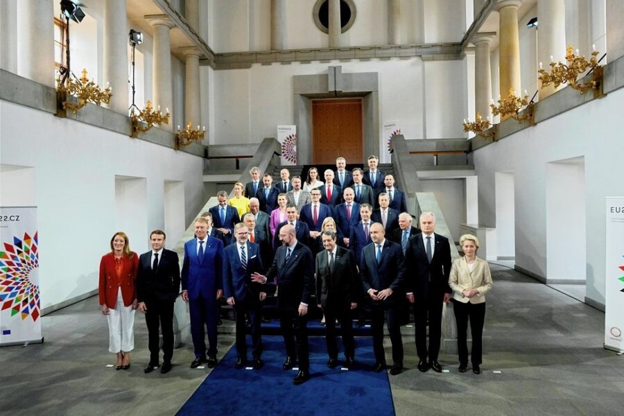 Gruppenbild der EU-Staats- und Regierungschefs in Prag - mit Bundeskanzler Olaf Scholz in der letzten Reihe. 