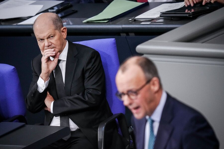 Scholz hätte gern Merz als Unions-Kanzlerkandidat - Bundeskanzler Olaf Scholz (l) hört einer Rede von CDU-Chef Friedrich Merz im Bundestag zu.
