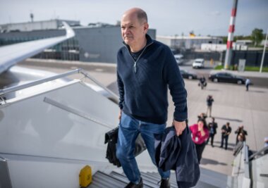 Scholz mit Wirtschaftsdelegation nach China aufgebrochen - Olaf Scholz auf dem Flughafen Berlin Brandenburg. Es ist die zweite China-Reise des Kanzlers seit seinem Amtsantritt.