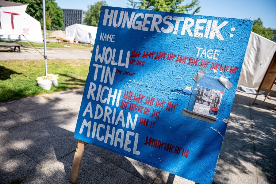 Scholz ruft Hungerstreikende zum Abbruch ihrer Aktion auf - Die Aktivisten wollen mit einem Hungerstreik eine Regierungserklärung des Kanzlers zum Klima erzwingen.
