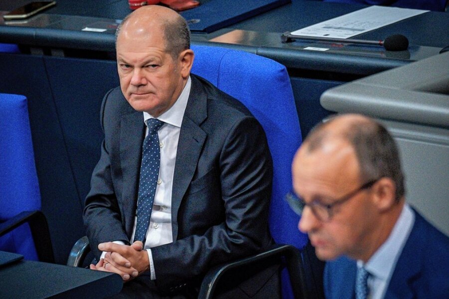 Scholz und Merz im Wunderland - Bundeskanzler Olaf Scholz (links) meint, dass der Unionsfraktionschef Friedrich Merz (rechts) "blanken Unsinn" redet. Der Oppositionsführer wirft Scholz und der Ampel-Koalition Versagen vor.