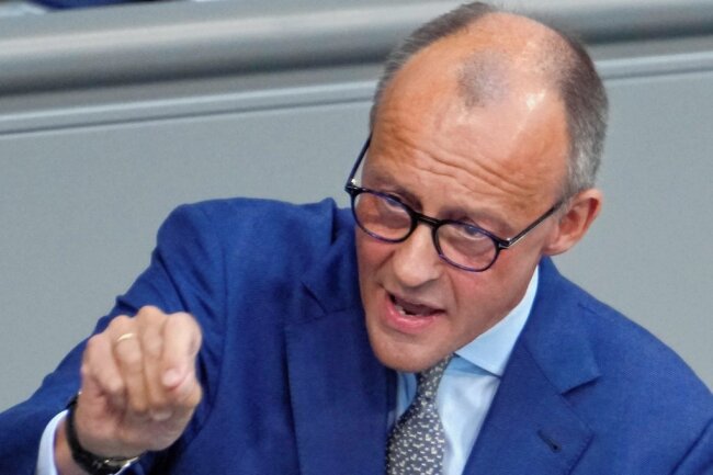 Scholz und Merz liefern sich Generalabrechnung im Bundestag - Unionsfraktionschef Friedrich Merz lässt am Regierungsmanagement kein gutes Haar. 