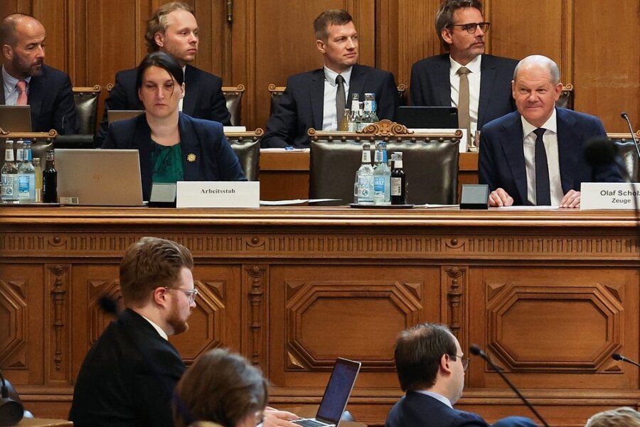 Scholz vor Cum-ex-Ausschuss: Erinnerungslücken bleiben - An seiner einstigen Wirkungsstätte im Hamburger Rathaus: Bundeskanzler Olaf Scholz (rechts) sagt im Cum-ex-Untersuchungsausschuss aus. 