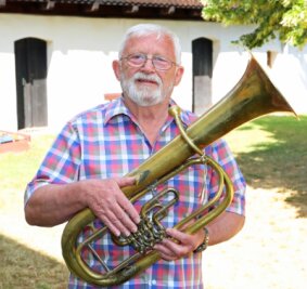Schon als kleiner Junge begeistert ins Horn geblasen - Der Langenhessener Wolfgang Heinzig spielt seit seiner Kindheit Blasinstrumente. Bezirksbeauftragter der Sächsischen Posaunenmission ist er zwar nicht mehr, aber weiterhin Leiter des örtlichen Posaunenchores. 