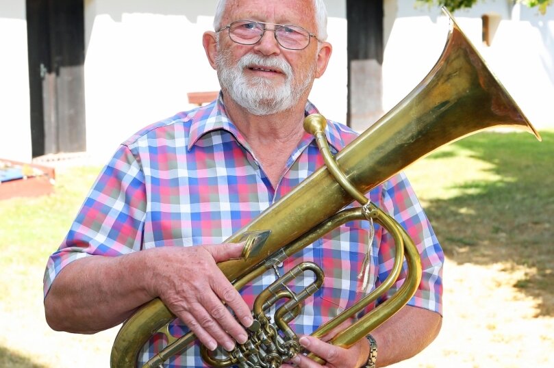 Schon als kleiner Junge begeistert ins Horn geblasen - Der Langenhessener Wolfgang Heinzig spielt seit seiner Kindheit Blasinstrumente. Bezirksbeauftragter der Sächsischen Posaunenmission ist er zwar nicht mehr, aber weiterhin Leiter des örtlichen Posaunenchores. 