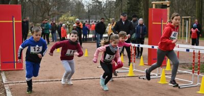 Schon die Jüngsten laufen dem Frühling entgegen - Eröffnet wurde der Lauf in den Frühling von vier Nachwuchssportlern beim Bambinilauf der unter 7-Jährigen.