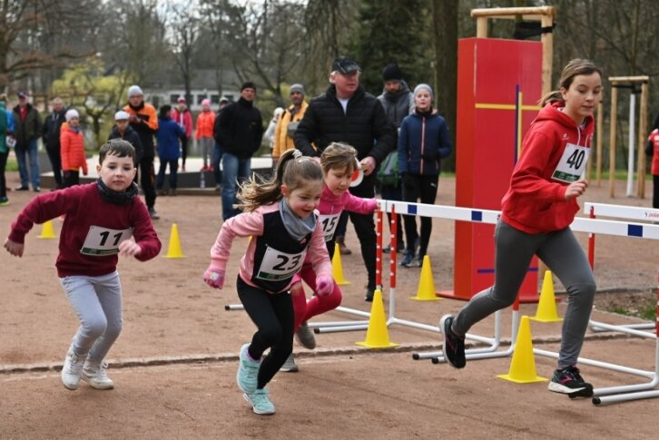 Schon die Jüngsten laufen dem Frühling entgegen - Eröffnet wurde der Lauf in den Frühling von vier Nachwuchssportlern beim Bambinilauf der unter 7-Jährigen.