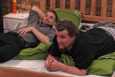 Schon drei Wochen im „Big Brother“-Container: Wie geht es Nicos aus Rochlitz? - Kann es sich weiter im „Big Brother“-Bett gemütlich machen: Nicos (r.) aus Rochlitz, hier mit Mitkandidat Marcus.