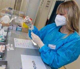 Schon jeder dritte Vogtländer vollständig gegen Corona geimpft - Mitarbeiter wie Anja Wickert haben im Impfzentrum Eich den Erfolg im Vogtland gegen das Virus möglich gemacht.