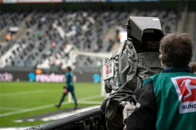Schon mehr als 390 Millionen Euro für Sportrechte - Grimme-Chefin fordert Fußball-Aus bei ARD und ZDF - Die Sportschau im Ersten schalten während der Bundesliga-Saison jede Woche etwa vier Millionen Menschen an. Doch die Senderechte sind teuer - und könnten ab der nächsten Saison sogar noch teurer werden.