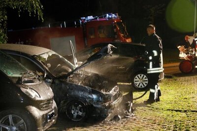 Schon wieder brennen Autos in Chemnitz - In Chemnitz-Bernsdorf an der Wormser Straße standen in der Nacht zwei Fahrzeuge in Flammen. Ein drittes wurde durch die Hitze beschädigt.