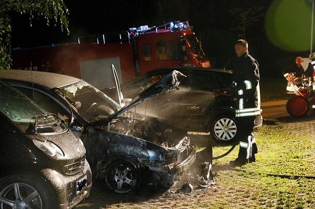 Schon wieder brennen Autos in Chemnitz - In Chemnitz-Bernsdorf an der Wormser Straße standen in der Nacht zwei Fahrzeuge in Flammen. Ein drittes wurde durch die Hitze beschädigt.