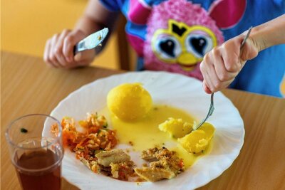 Schon wieder teurer: Preis für Kita-Essen in Plauen schnellt nach oben - Das Mittagessen fürs Kind wird erneut teurer. 