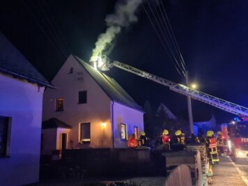 Schornstein in Weischlitz brennt - 