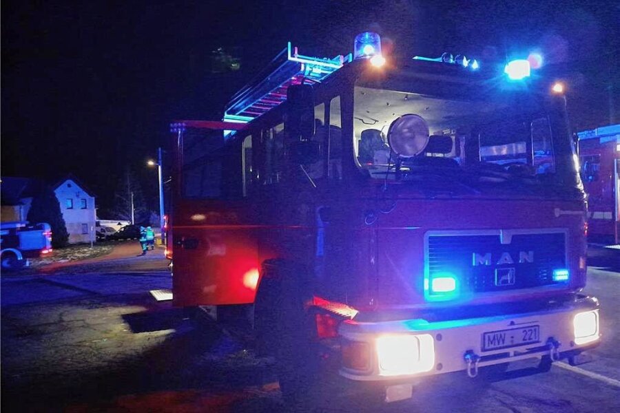 Schornsteinbrand bei Wechselburg: Flammen schießen fünf Meter in die Höhe - In Summe 40 Feuerwehrleute rückten am Montag zu einem Schornsteinbrand bei Wechselburg aus.