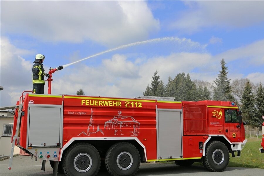 Schornsteinbrand in Pausa rasch unter Kontrolle - Erst vor wenigen Tagen hatte die Pausaer Feuerwehr ihr neues Tanklöschfahrzeug übernommen. Seitdem gab es schon mehrere Einsätze.