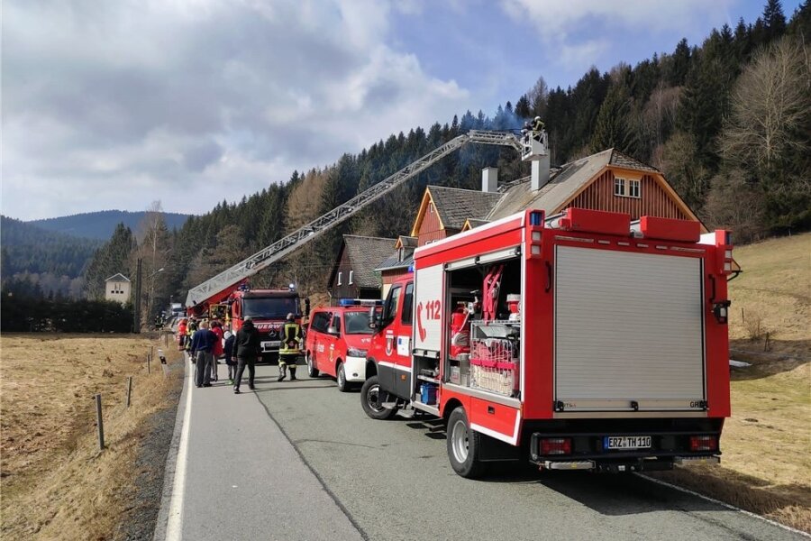 Wegen eines Feuerwehreinsatzes ist am Mittwoch die Staatsstraße 271 in Rittersgrün-Ehrenzipfel etwa zwei Stunden lang gesperrt gewesen.