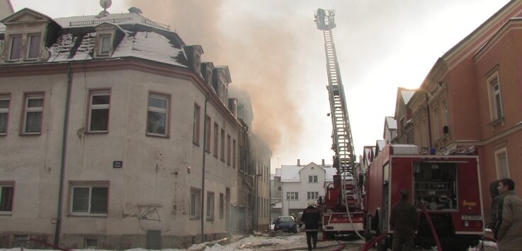 Schornsteinfeger als Lebensretter - Rauchschwaden vernebelten die Friedrichstraße. Die Bewohner der beiden angrenzenden Häuser wurden vorsichtshalber evakuiert. 