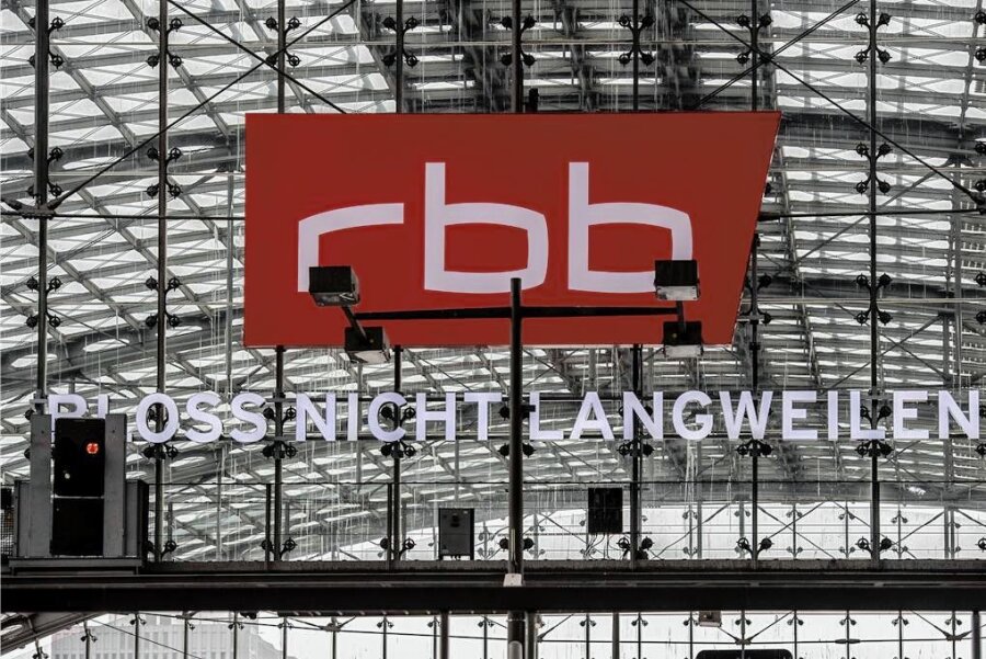 Schotter-Image - Nicht zu übersehen: Der RBB im Berliner Hauptbahnhof.