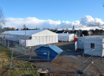 Schotterfläche für Flüchtlingsunterkunft verschwindet - Mitte Dezember war die Flüchtlingsunterkunft in Wiederau entstanden. Im April wurde sie wieder frei gezogen.