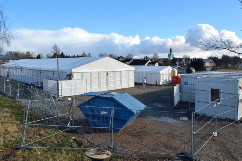 Schotterfläche für Flüchtlingsunterkunft verschwindet - Mitte Dezember war die Flüchtlingsunterkunft in Wiederau entstanden. Im April wurde sie wieder frei gezogen.