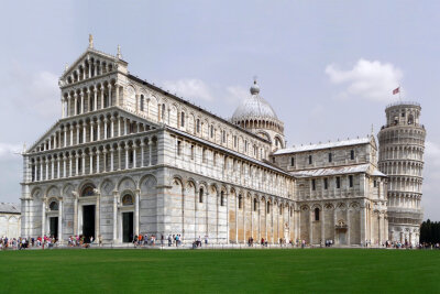 Obwohl nur als schmückender Funktionalbau für den ungleich monumentaleren Dom von Pisa gedacht, sticht der Schiefe Turm von Pisa selbst aus dem Hintergrund hervor.